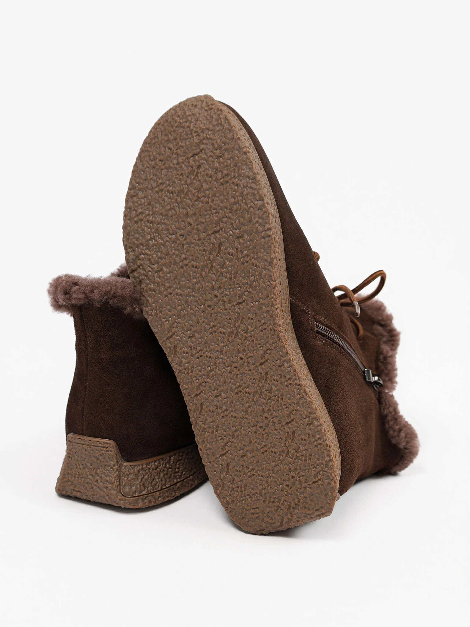 Ботинки коричневого цвета на низкой подошве